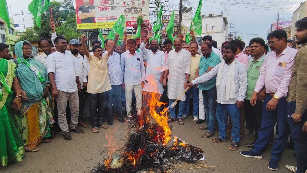 झामुमो कार्यकर्ताओं ने 130वें संविधान संशोधन के खिलाफ फूंका केंद्र सरकार का पुतला