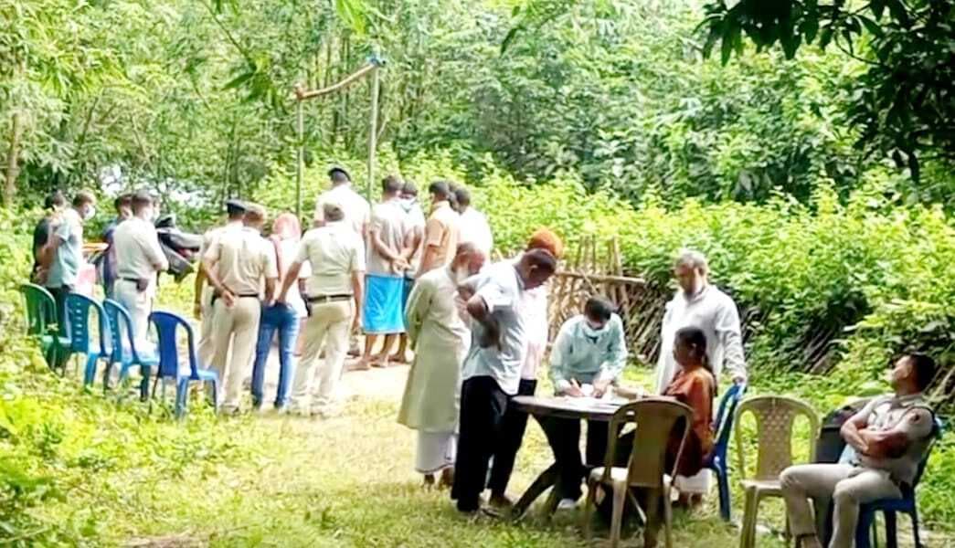 हाइकोर्ट के निर्देश पर पोस्टमार्टम के लिए कब्र से निकाला गया शव