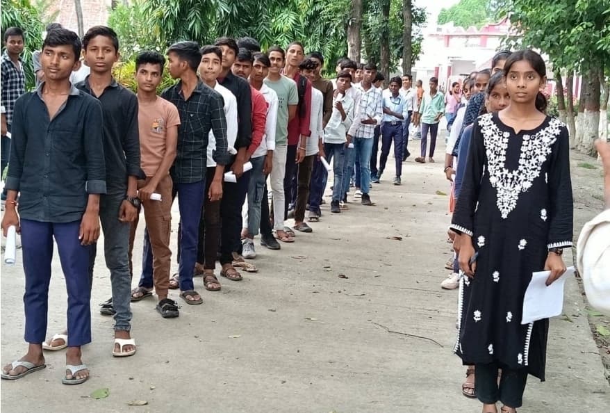 सुमरित उच्च विद्यालय में हुई गणित-विज्ञान ओलम्पियाड परीक्षा