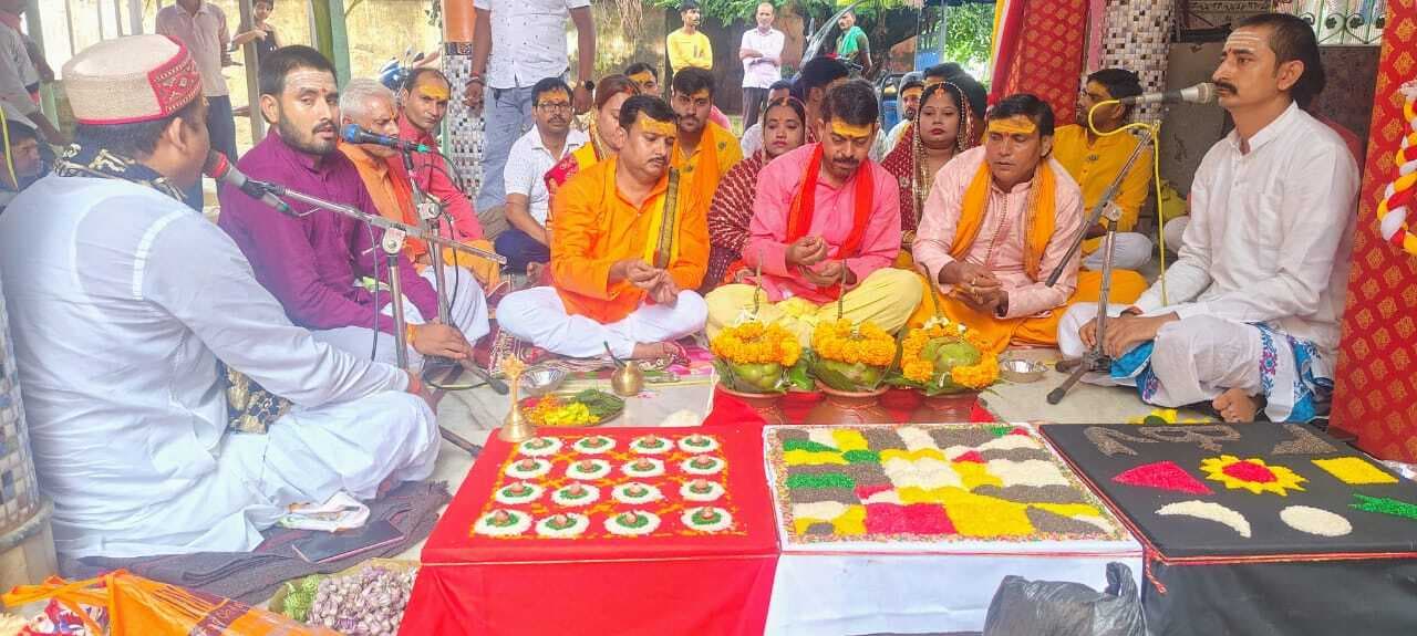 पाकुड़िया में मंदिर नवनिर्माण के लिए की गयी पूजा-अर्चना