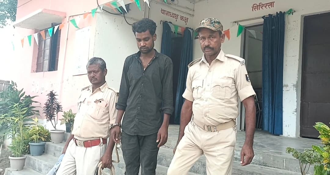 होटल से मोबाइल व नगद चोरी कर भाग रहे चोर को ग्रामीणों ने पकड़ा