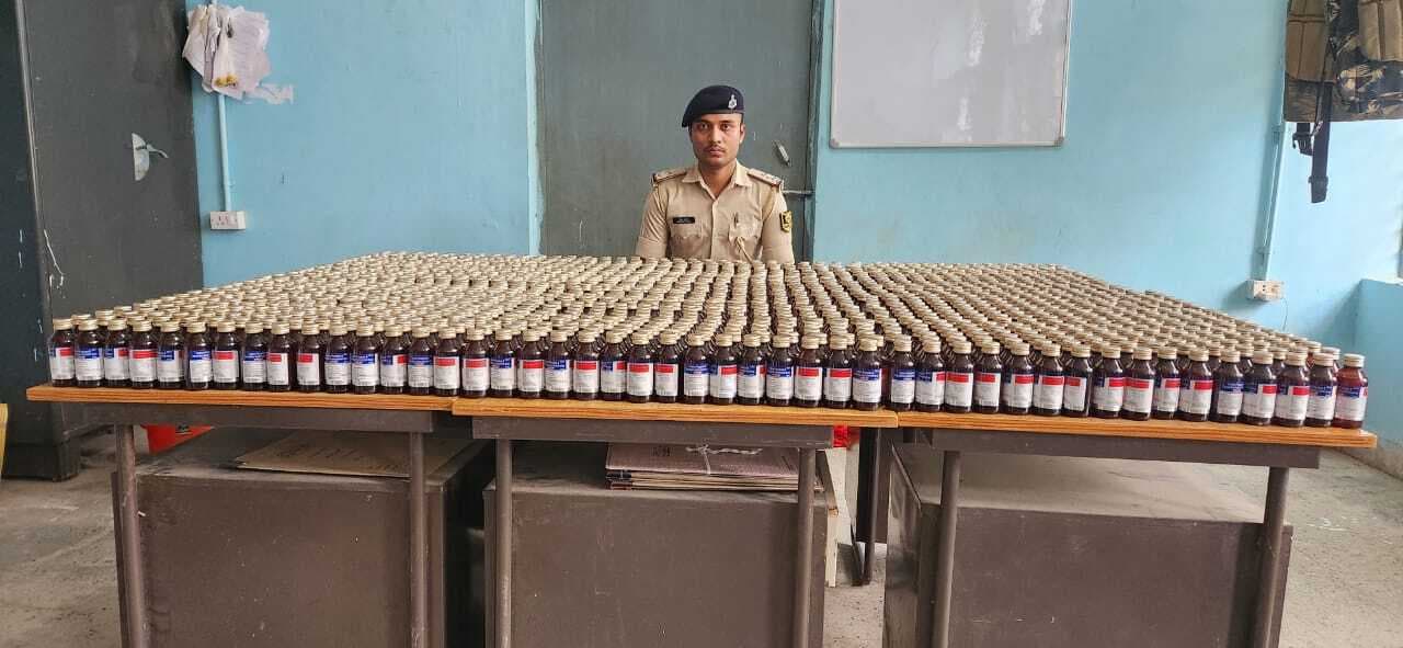 टेंपो से 1367 बोतल कोडीनयुक्त कफ सिरप बरामद