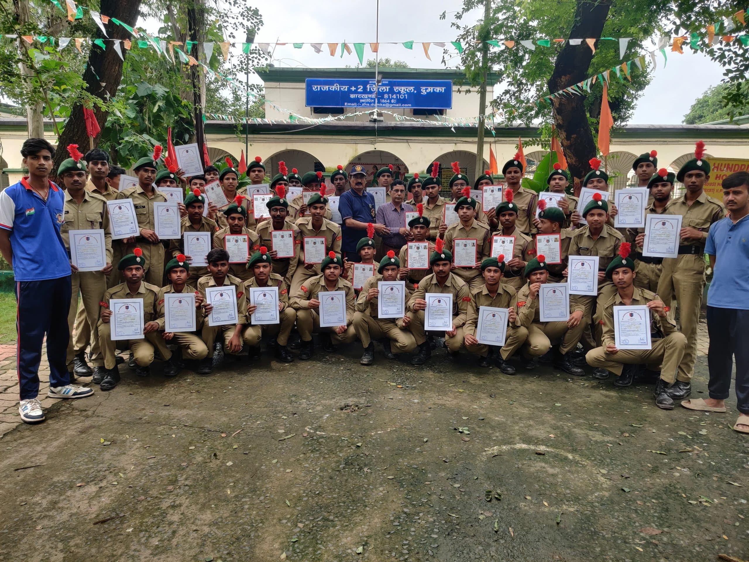 एनसीसी कैडेट्स का प्रमाण-पत्र पाकर उत्साहित दिखे छात्र