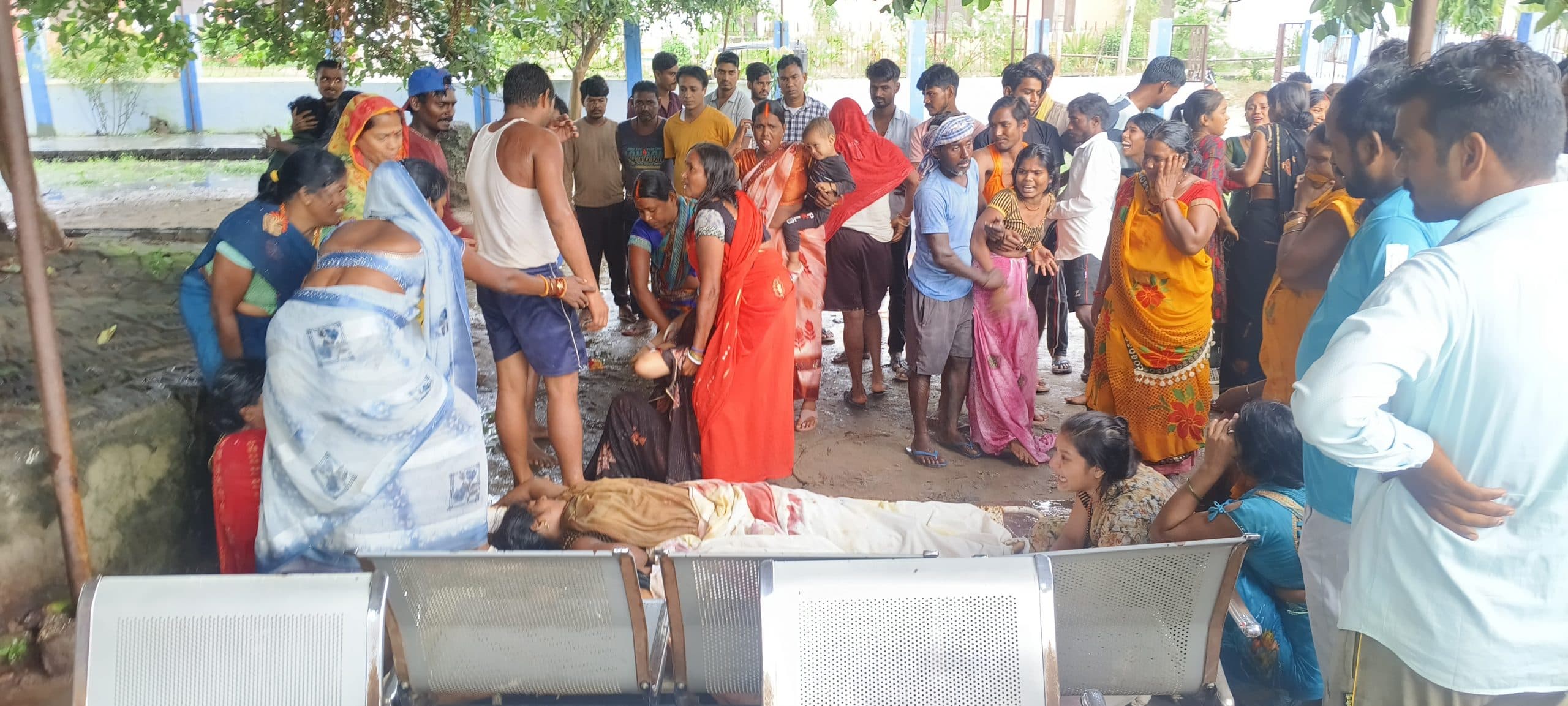 वाहन के रौंदने से बाइक सवार पति-पत्नी और साली की मौत