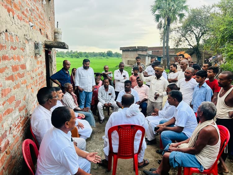 शोक संतप्त परिवारों से मिले गुरुआ विधायक, दी आर्थिक सहायता