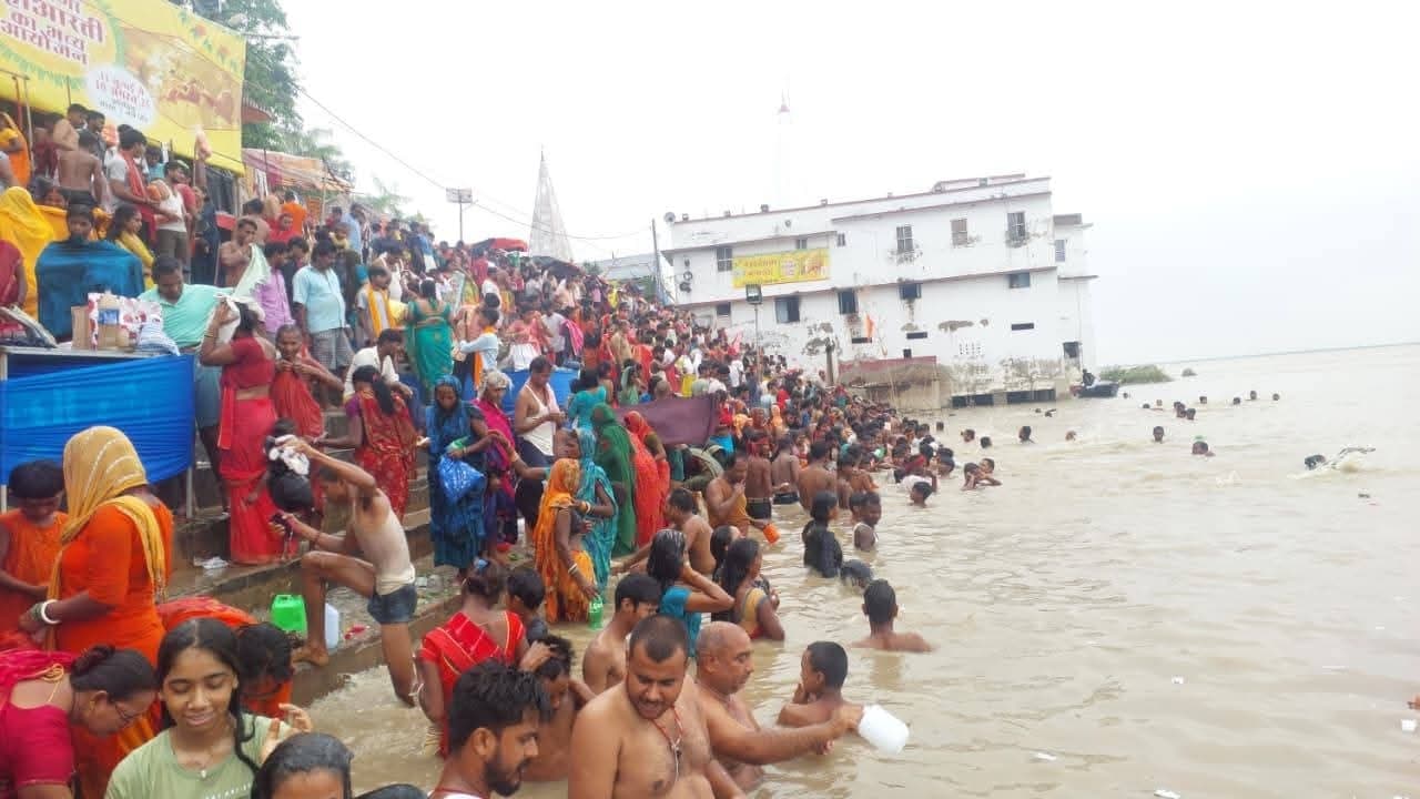 Bhagalpur news सूर्य पूजन को लेकर गंगा तट पर व्रतियों की लगी भीड़