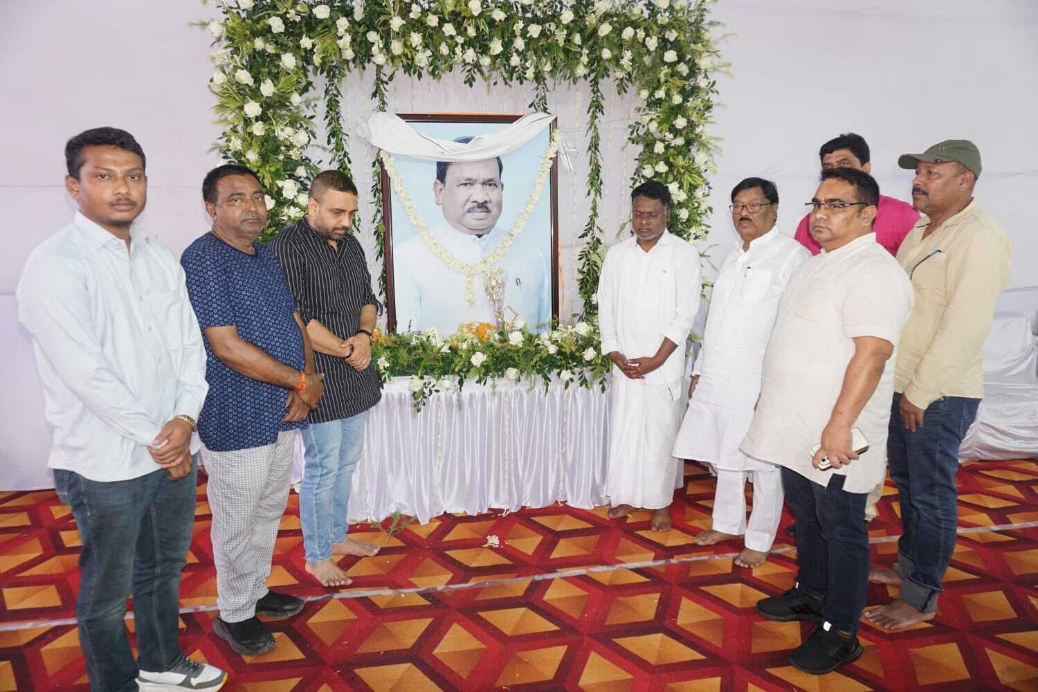 Jamshedpur news. बिष्टुपुर माइकल जॉन प्रेक्षागृह में शिबू सोरेन व रामदास सोरेन को दी श्रद्धांजलि