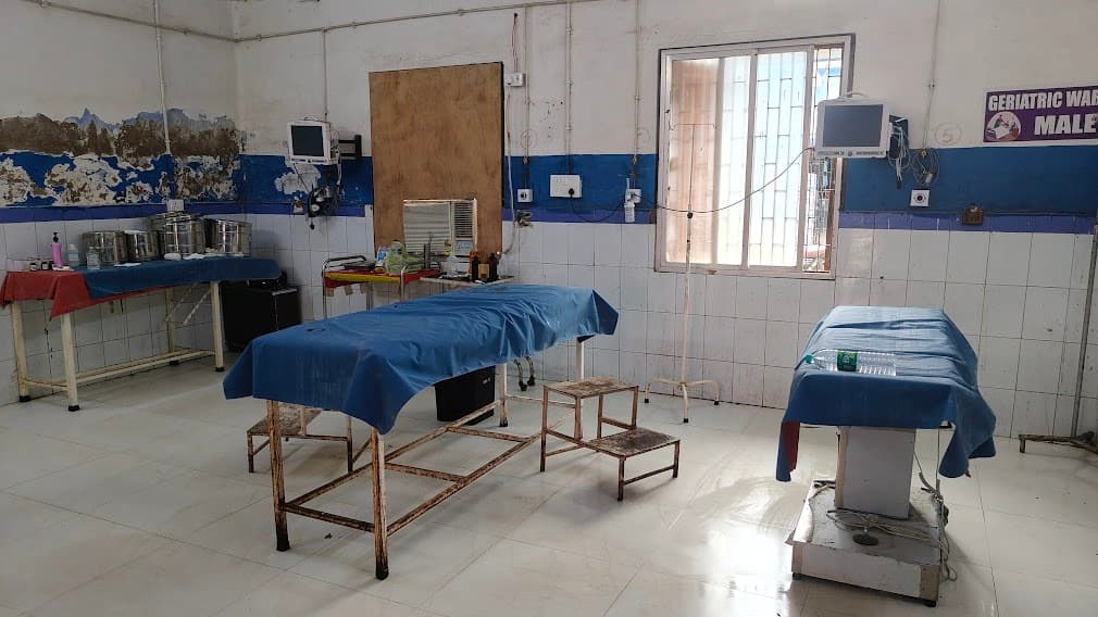 मेल वार्ड में माइनर ओटी शिफ्ट, डॉक्टर का कक्ष दूर होने से परेशानी