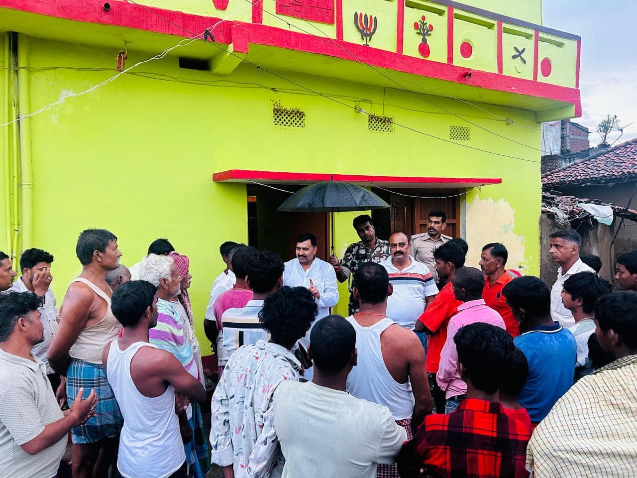 देवकली पहुंचे विधायक, पीड़ितों को मदद का दिया भरोसा