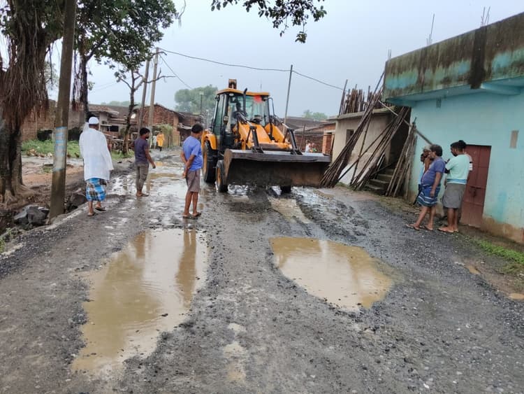 देवीपुर: पीडब्ल्यूडी ने स्टोन डस्ट से सड़क के गड्ढों को भरवाया