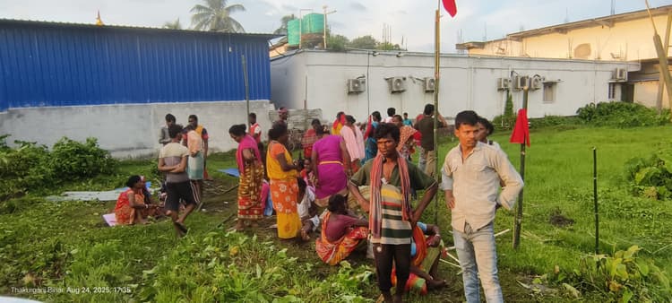 जमीन पर आदिवासियों ने जमाया कब्जा, पुलिस बलों की तैनाती