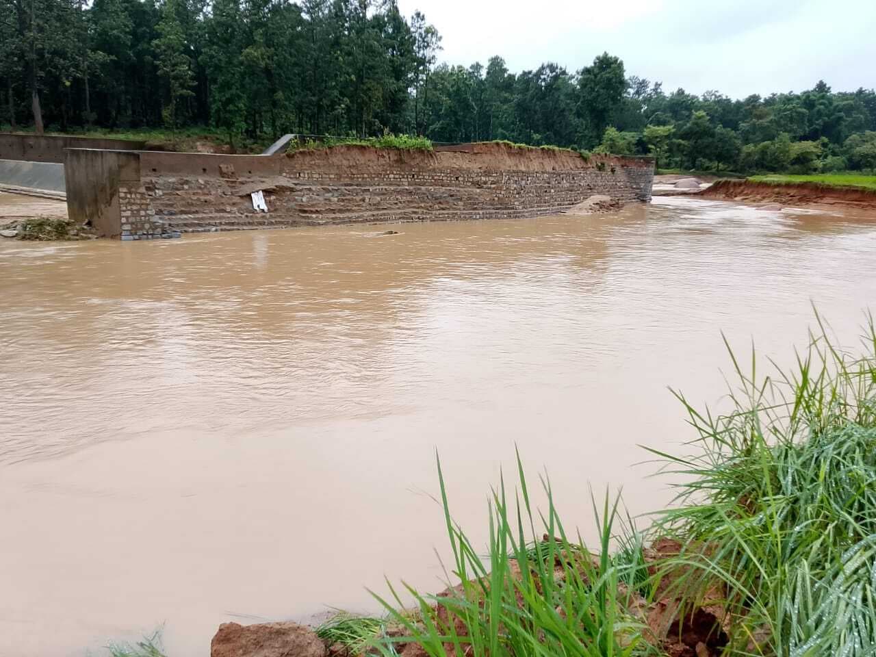 बालारी नदी में दो वर्ष पूर्व बना चेकडैम टूटा, फसल बर्बाद