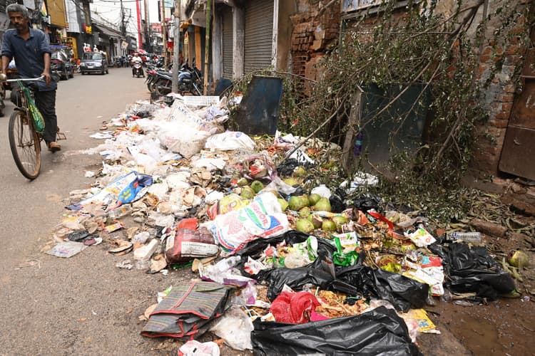 Deoghar News : सफाई मित्रों की हड़ताल से शहर बेहाल, गली-मुहल्ले में गंदगी का अंबार