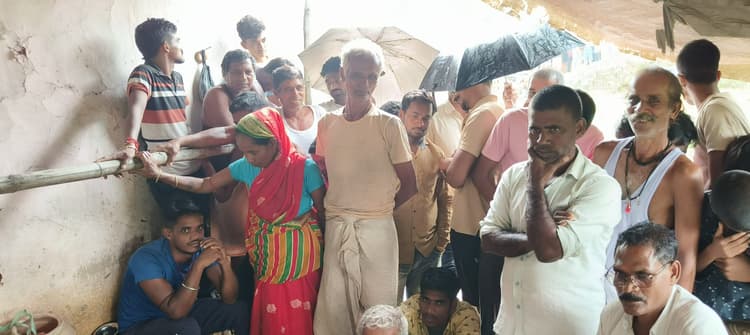 Dhanbad News : आपत्तिजनक अवस्था में पकड़ाये प्रेमी युगल, ग्रामीणों ने युवक को बनाया बंधक