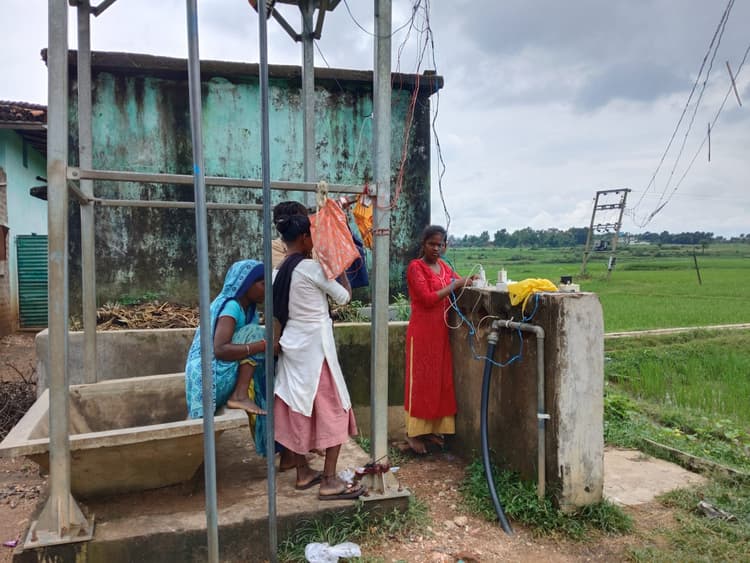 देवीपुर : बारावां गांव में दो माह से बिजली आपूर्ति ठप, ग्रामीणों में रोष