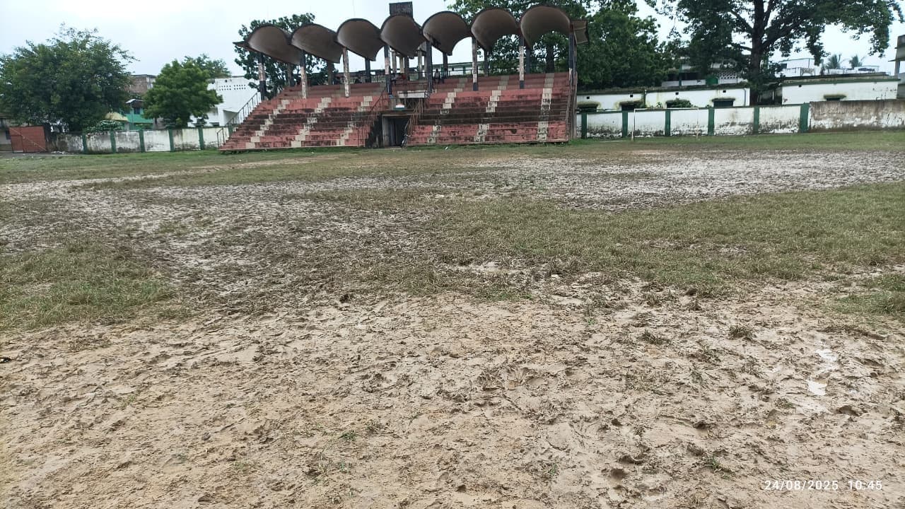 स्टेडियम में ना लाइट है और ना ही शुद्ध पेयजल की व्यवस्था, कूड़ा-कचरा का लगा है अंबार, चहारदीवारी भी हो गयी है जर्जर