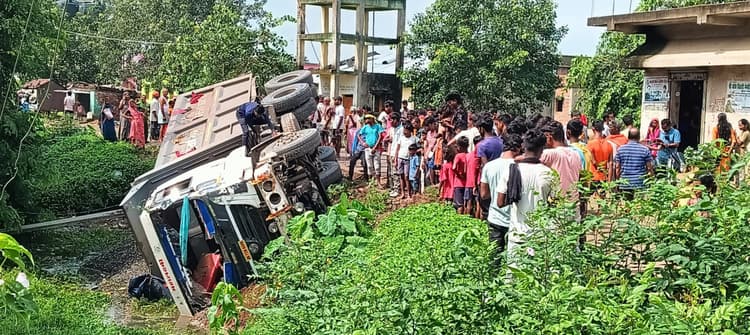 अनियंत्रित होकर पलटा गिट्टी लदा ट्रक, पोल टूटा, बिजली आपूर्ति बाधित
