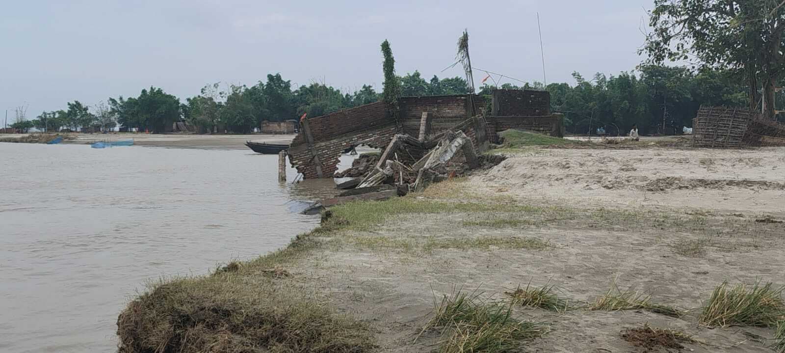 गोपालपुर घीसु टोला में मंदिर व घर गंगा में समाये, कटाव के जद में है प्राथमिक विद्यालय
