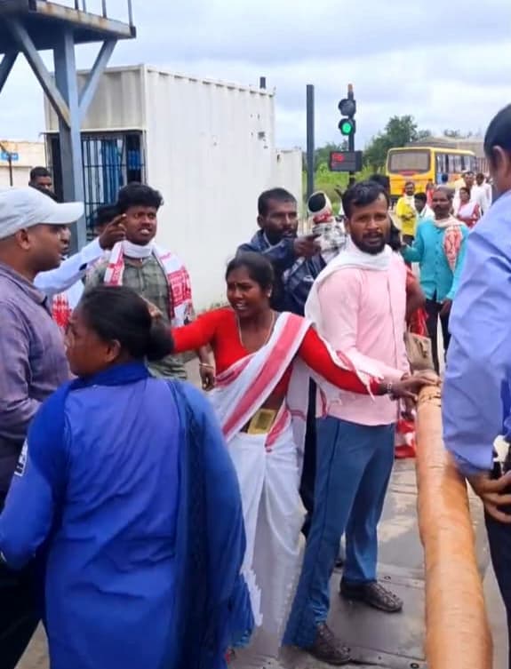 आंदोलनकारियों ने टोल प्लाजा में किया हंगामा