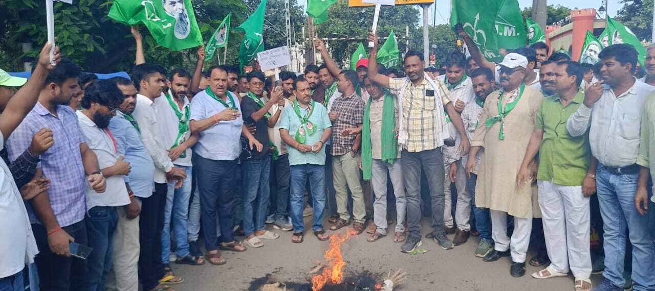 झामुमो कार्यकर्ताओं ने किया केंद्र के विधेयक का विरोध, फूंका पुतला