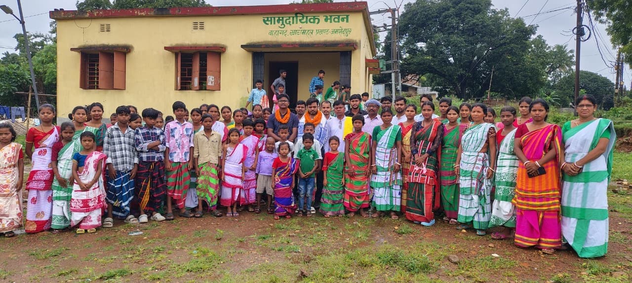 Jamshedpur news. ग्रामसभा ने सुनील मुर्मू व संजीव मुर्मू किया सम्मानित