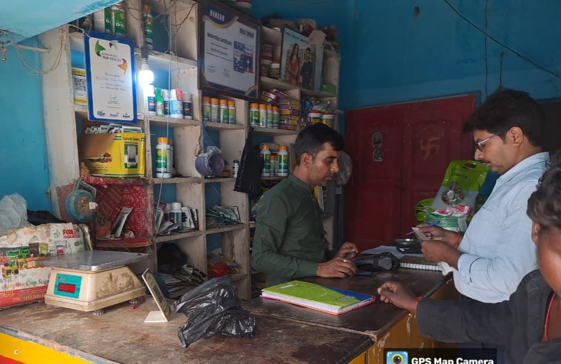 अधिक दाम पर यूरिया व डीएपी खाद बेचने की शिकायत पर अधिकारी ने की जांच