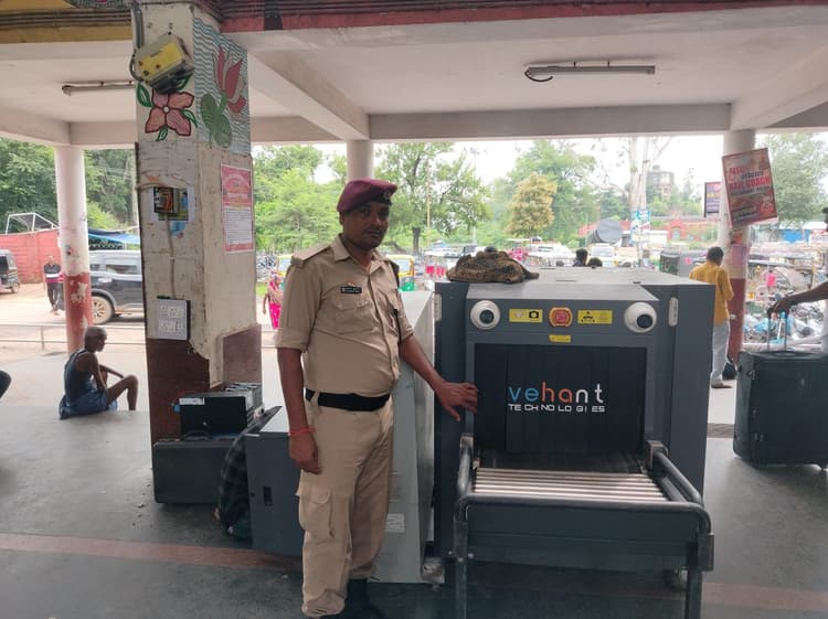झाझा स्टेशन पर लगायी गयी वैगन स्कैनर मशीन
