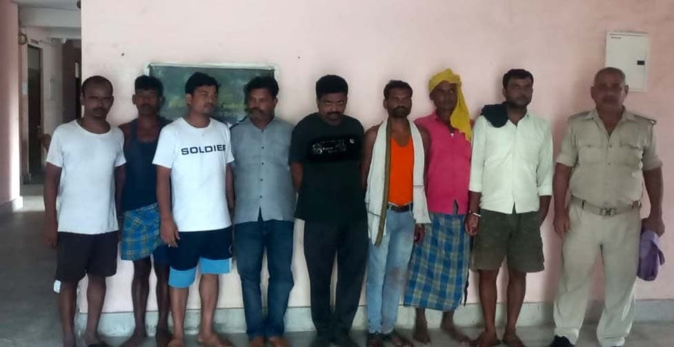 एक तस्कर व सात शराबी गिरफ्तार