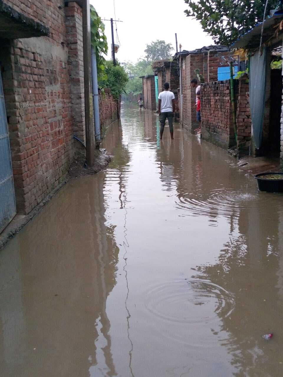 बाढ़ का पानी उतरने पर भी कम नहीं हो रही लोगों की परेशानी