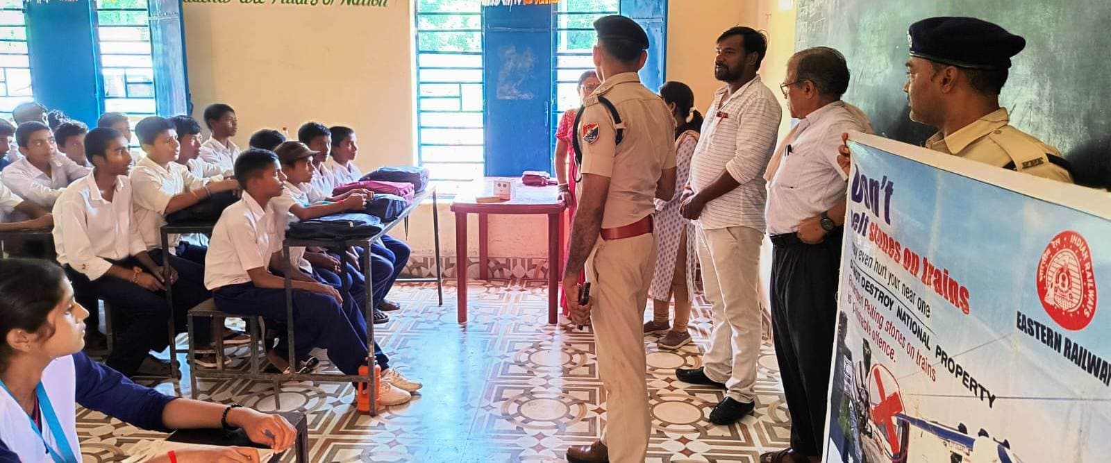 रेलवे सुरक्षा बल ने जमालपुर में चलाया जागरूकता अभियान