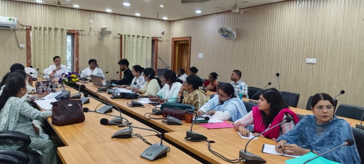 Madhubani News : अपात्र लाभुकों का नाम सूची से हटाएं : जिलाधिकारी