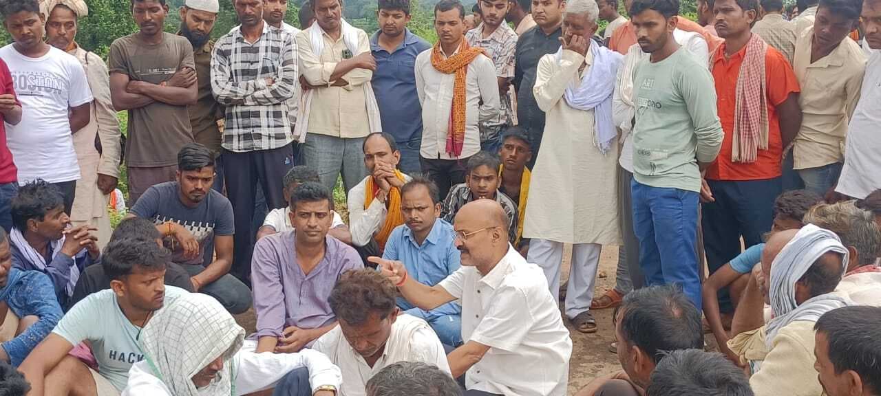 Kaimur News : लोहारा में इकलौते बेटे की हत्या कर शव को पेड़ से लटकाया