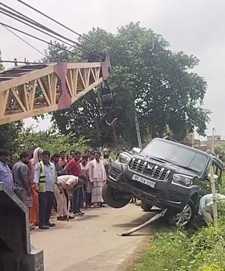 Kaimur News : बिहार सरकार का बोर्ड लगा लग्जरी कारों से शराब की तस्करी, दो धराये