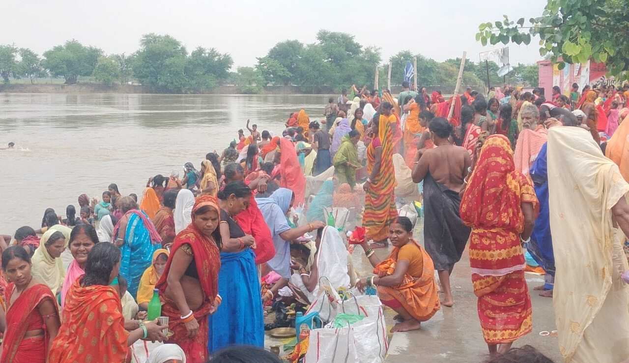 बड़हिया गंगा घाट पर श्रद्धालुओं का उमड़ा सैलाब