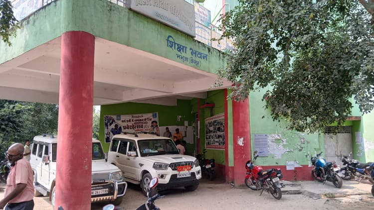Kaimur News : जिले के 16 विद्यालयों के एचएम से किया जवाब तलब