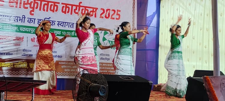 Chaibasa News : मंच पर दिखी आदिवासी कला, संस्कृति और परंपरा की झलक