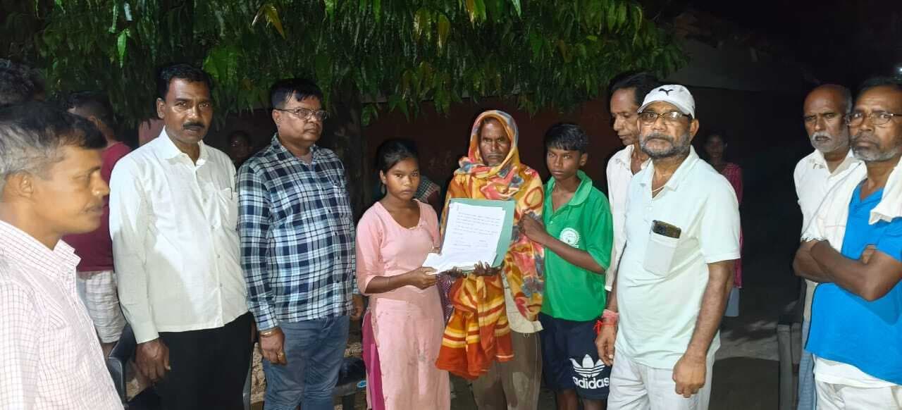 Seraikela Kharsawan News : बीडीओ ने पीड़ित परिवार को ~75 हजार की सहायता राशि दी
