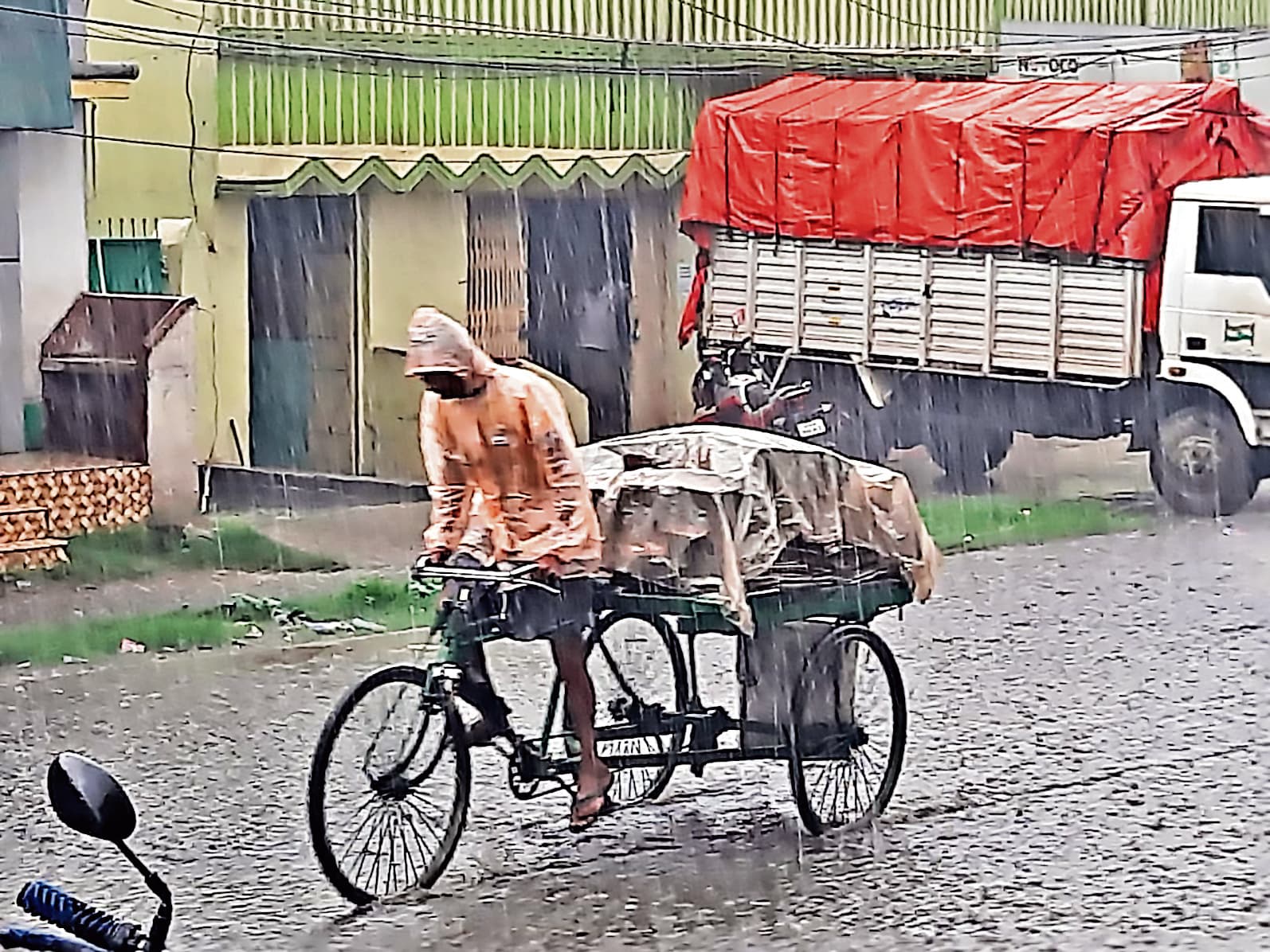 Seraikela Kharsawan News : खरसावां : लगातार बारिश सड़कों पर जलजमाव घरों में घुसा नालियों का गंदा पानी, परेशानी बढ़ी