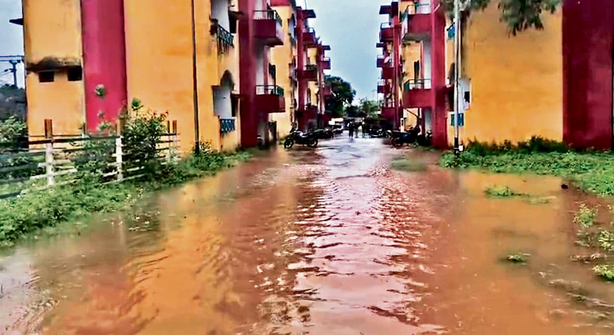 Chaibasa News : लगातार बारिश से नदियां उफान पर, पुलों पर ट्रेनों की रफ्तार हुई धीमी