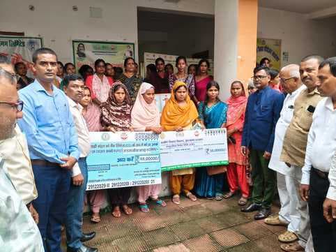 समूह की महिलाओं के बीच 86 लाख का लोन वितरित