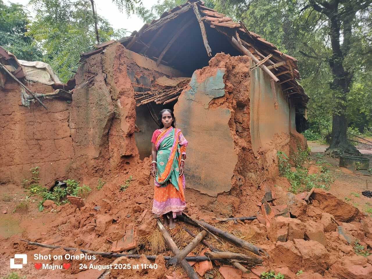 East Singhbhum News : बारिश से चाकुलिया के दर्जनों कच्चे घर जमींदोज, विधायक ने दिया तिरपाल