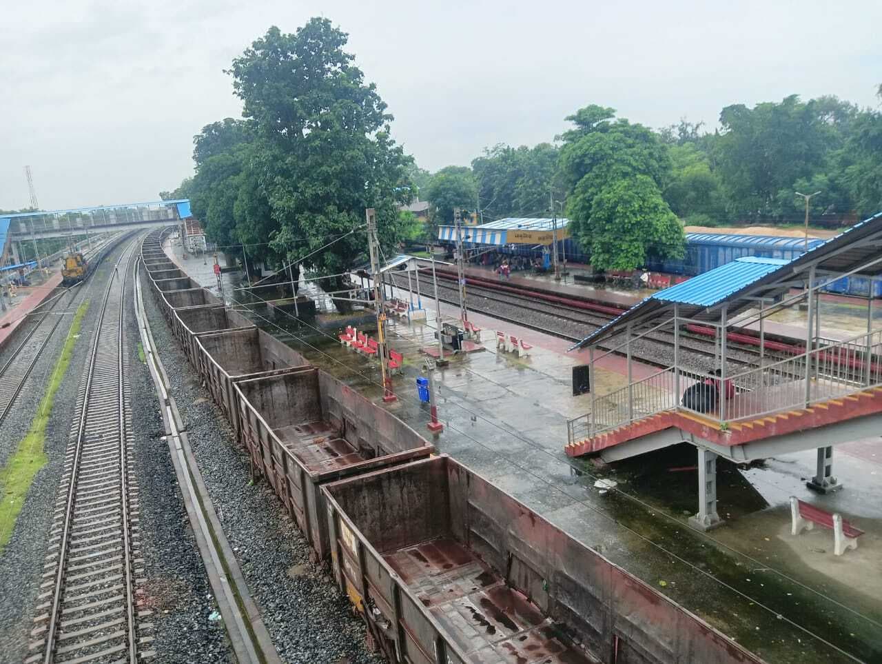 East Singhbhum News : घंटों लेट चल रहीं ट्रेनें यात्रियों की बढ़ी परेशानी