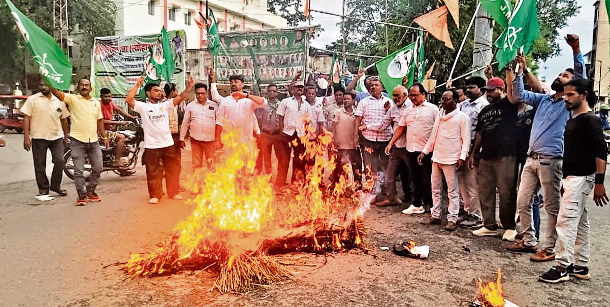 Chaibasa News : झामुमो ने केंद्र सरकार का पुतला दहन कर जताया विरोध