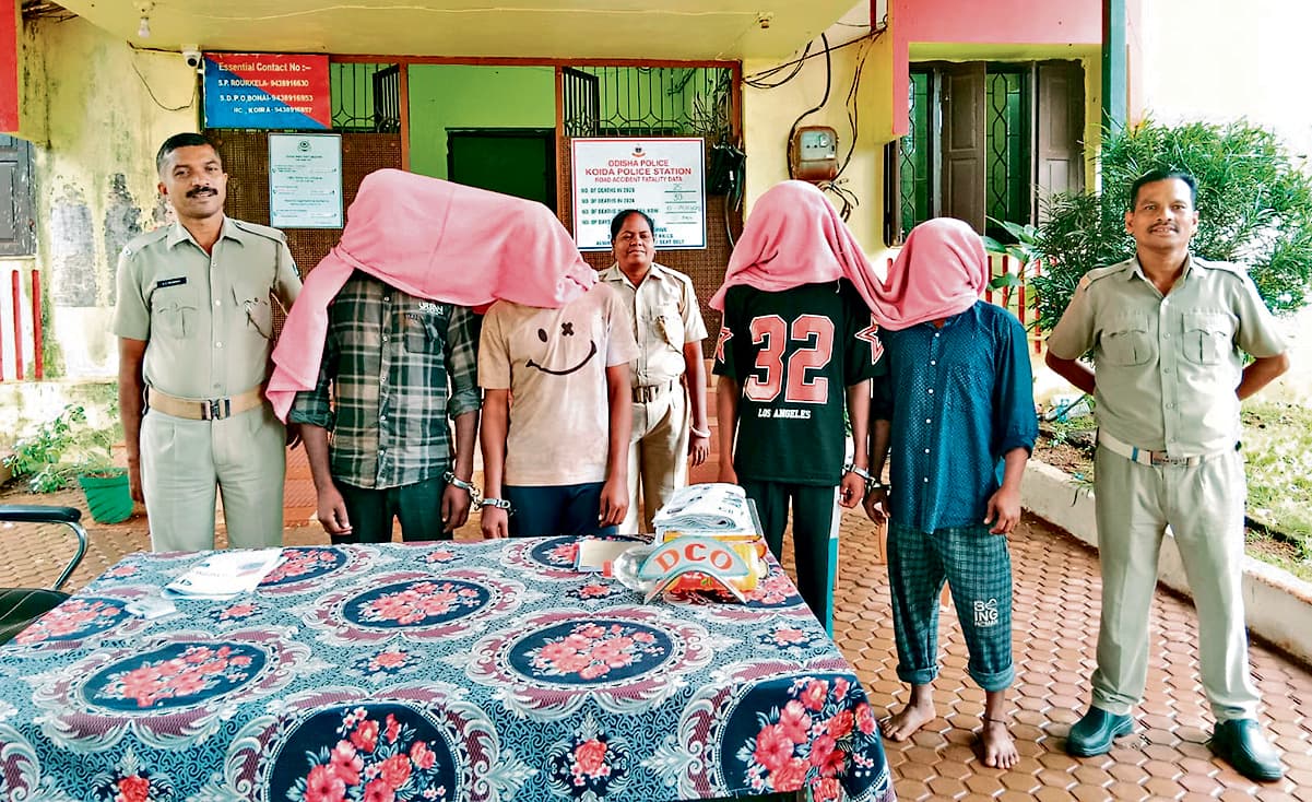 Rourkela News: चाकू की नोक पर लूटपाट के मामले में चार अंतर जिला लुटेरे गिरफ्तार, भेजे गये जेल