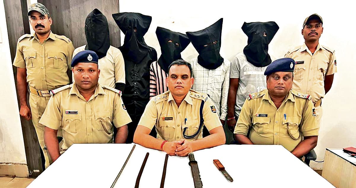 Rourkela News: घर, दुकान व पेट्रोल पंप में डकैती की योजना बनाते पांच गिरफ्तार, हथियार जब्त