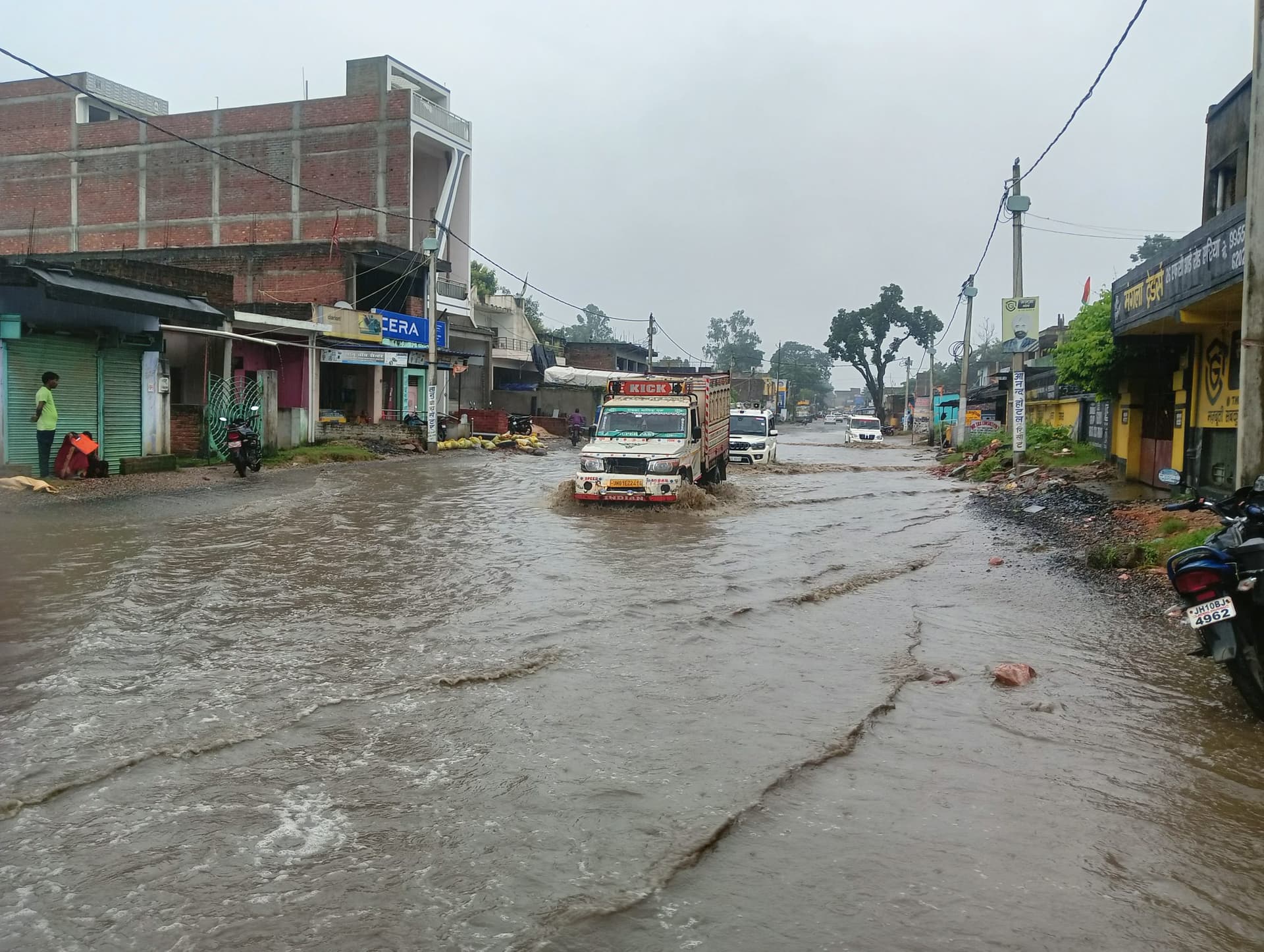 Giridih News: मूसलधार बारिश से सरिया की सड़कें हुईं जलमग्न, बराकर नदी उफान पर
