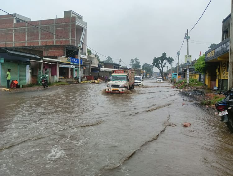 Giridih News: मूसलधार बारिश से सरिया की सड़कें हुईं जलमग्न, बराकर नदी उफान पर