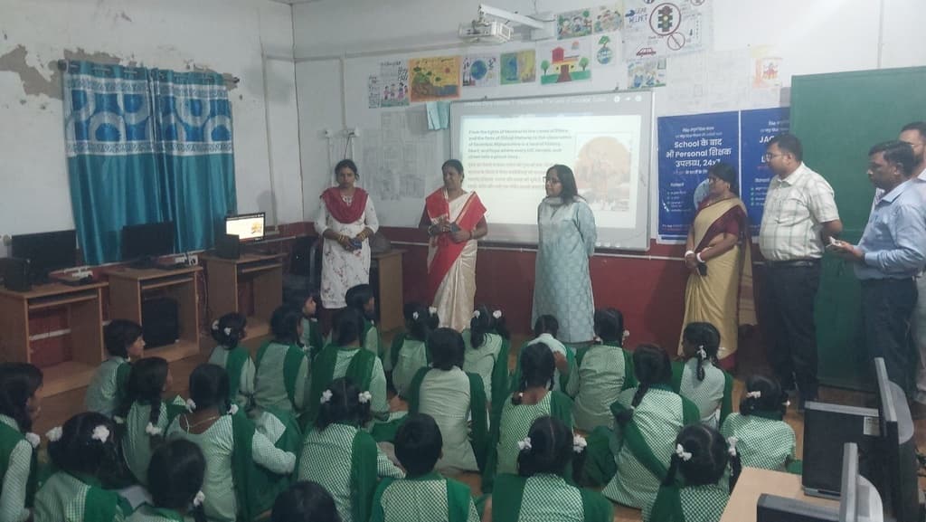 विद्यालयों की बदहाली देख नाराज हुईं डीसी अंजली यादव