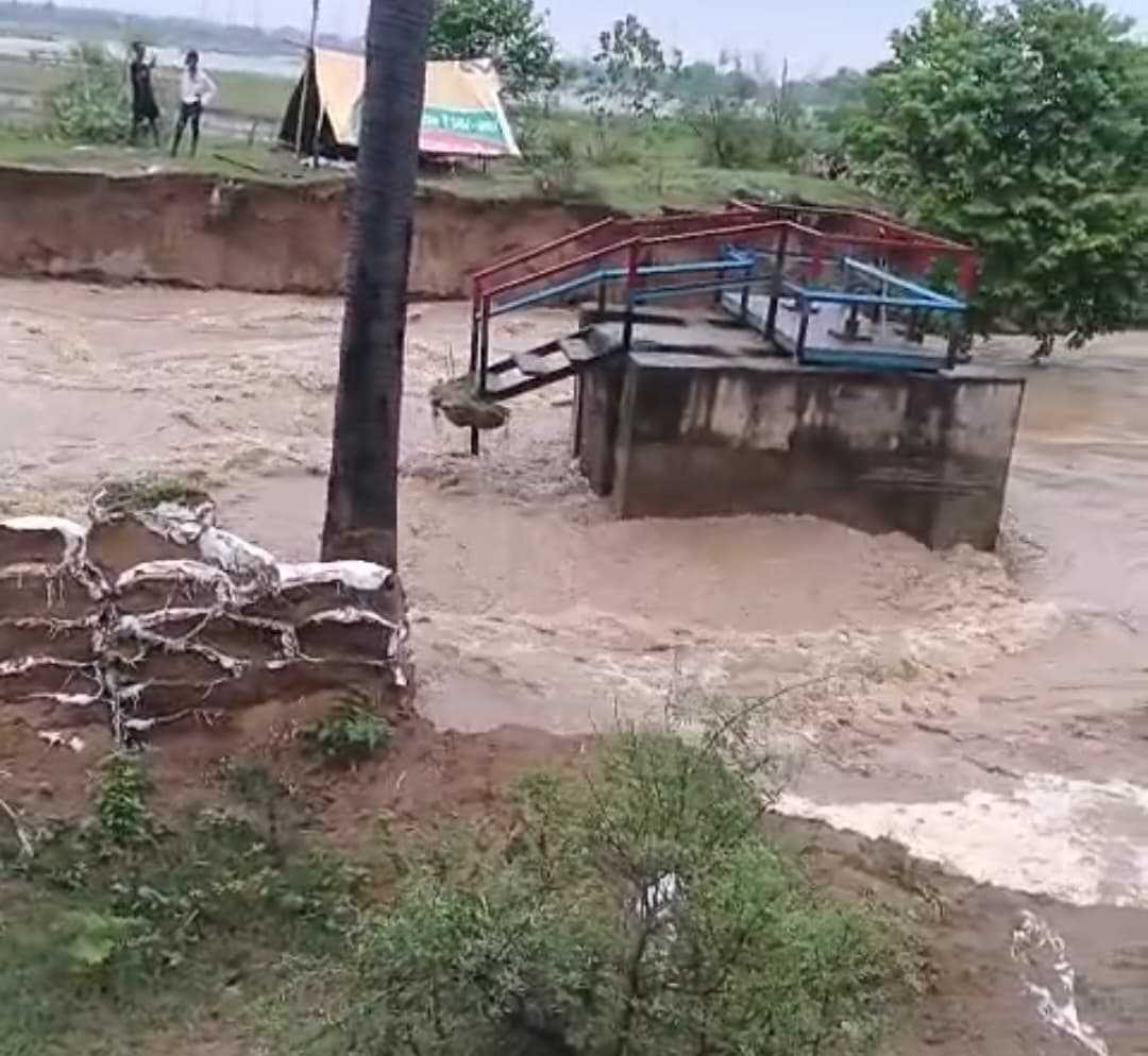 फतुहा में धोबा नदी का तटबंध टूटा