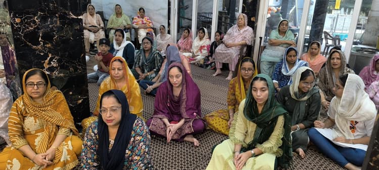 Giridih News: प्रधान गुरद्वारा मे धूमधाम से मना गुरु ग्रंथ साहिब का प्रकाश पर्व